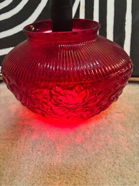 VINTAGE RUBY RED GLASS VASE. CRANBERRY VASE. DAISY/FLORAL MOTIF. AWESOME COLOR!